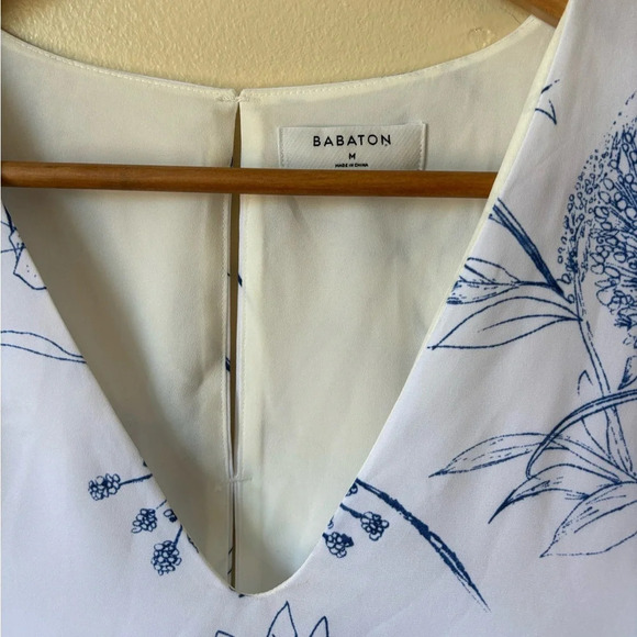 Aritzia Babaton Maddox Blouse Flowly V Neck Sleeveless Size M Hand drawn Print - Picture 9 of 9